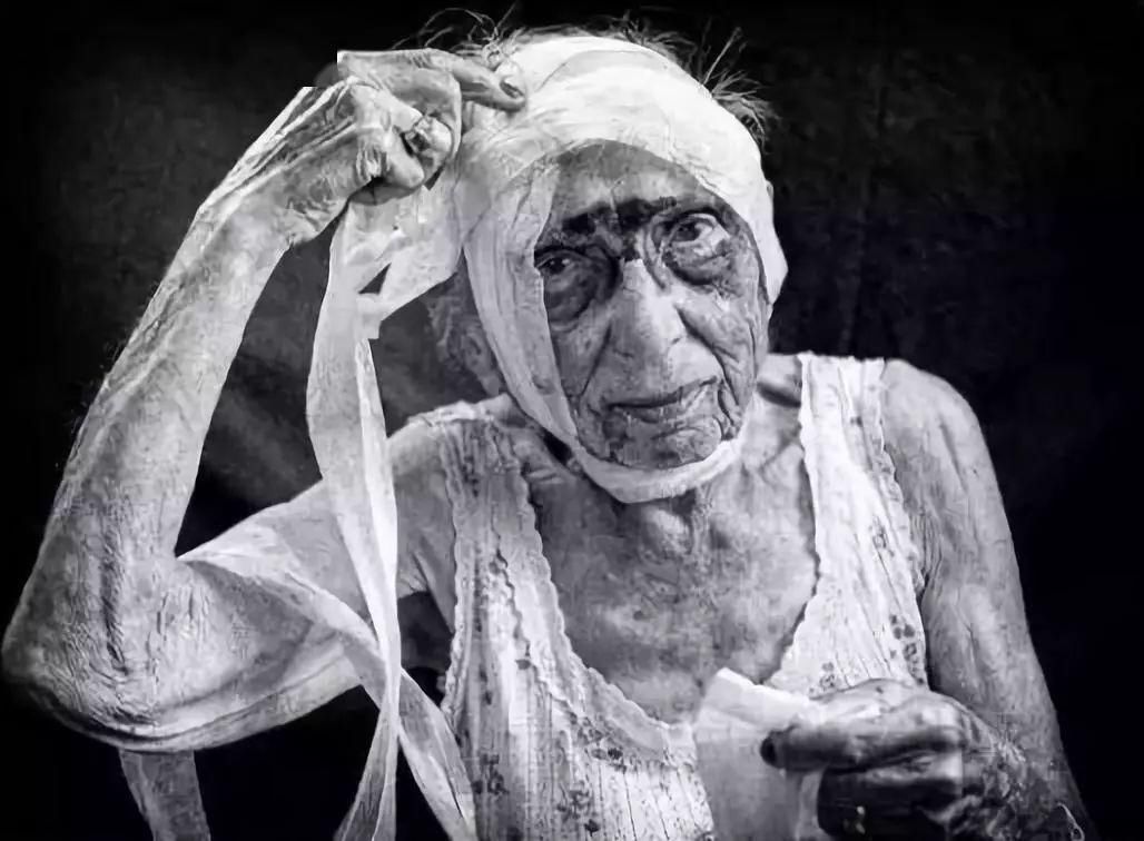 黯然失色|他为93岁的妈妈拍了一组照片,让所有自拍美颜都黯然失色