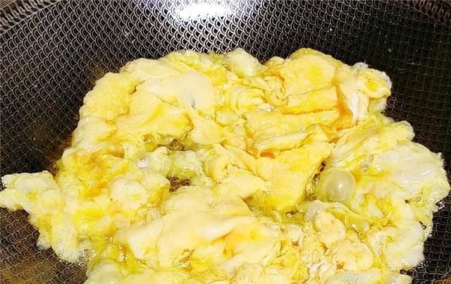 小窍门|炒丝瓜时,万万别直接下锅炒,教你一个小窍门,丝瓜翠绿不发黑