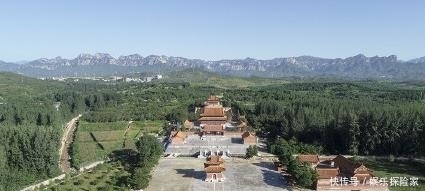 气势恢宏|光绪和溥仪的墓地仅相隔200米, 一个气势恢宏, 一个是小坟包