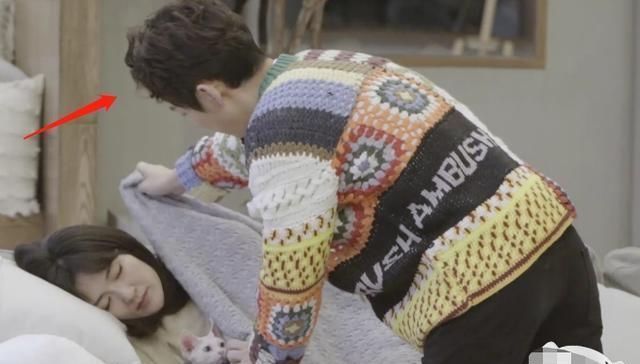 何炅|谢娜周震南累到睡着,何炅随后的举动,暴露了个人修养