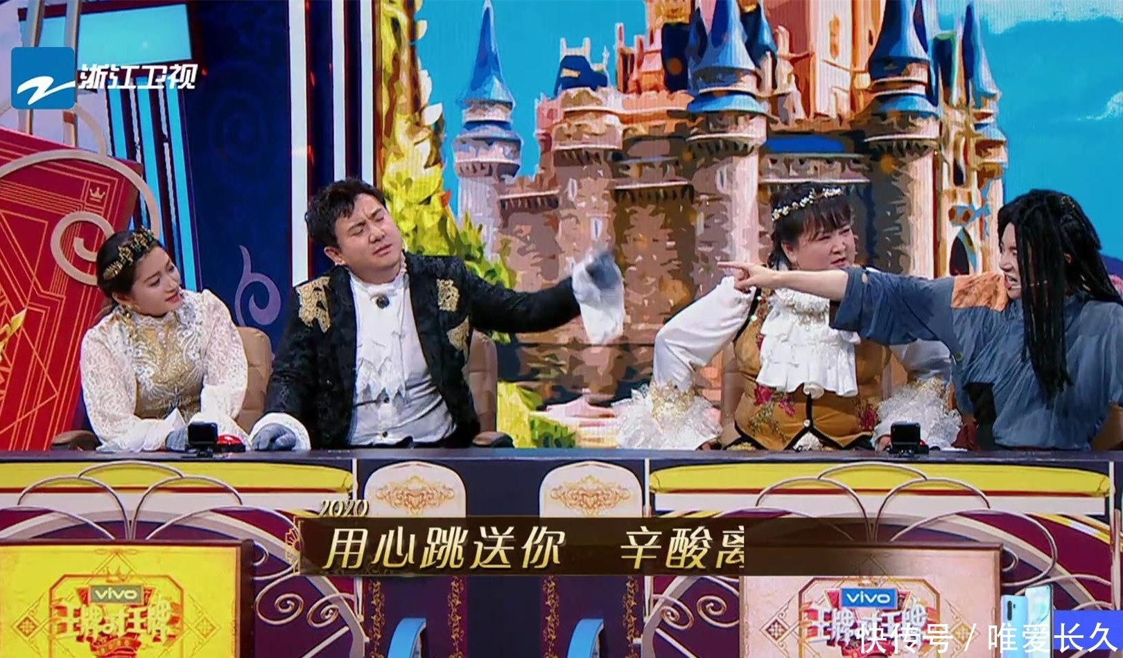 华晨|关晓彤节目现场脱鞋,当她和173华晨宇同框时,看到差距不敢相信