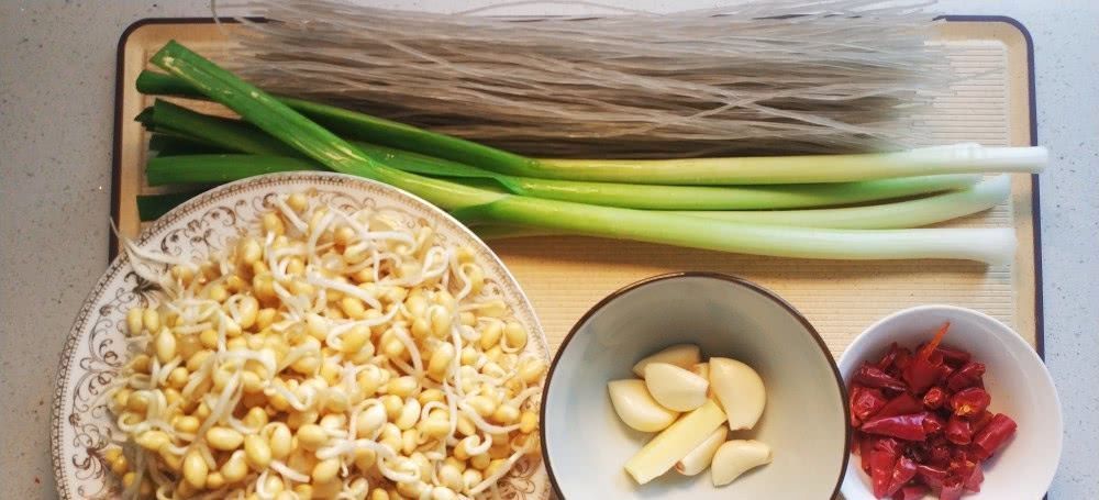 入味|豆芽炒粉条,地道家常菜,教你一个小技巧,豆芽入味,越嚼越香