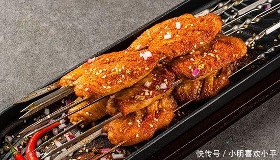 鸡架|手撕鸡架配上酥油饼,咬一口酥脆可口,加一碗红糖绿豆汤更过瘾
