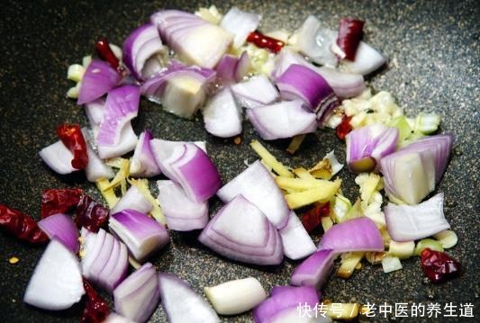 锅中加入|炖牛肉时,好久都煮不烂只要锅里“加味料”,牛肉软烂味道香