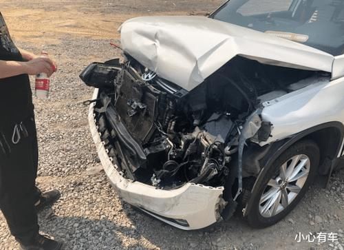  系车|马自达CX-4惨遭大众途观L追尾 网友：果然德系车不是日系车的对手