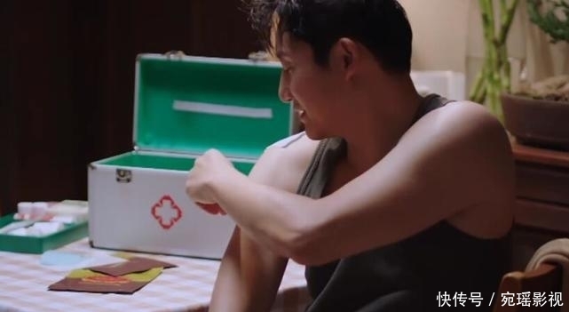 父母|尖尖心情不好找爸爸安慰,谁注意李爸在干嘛?多数父母都如此暖心