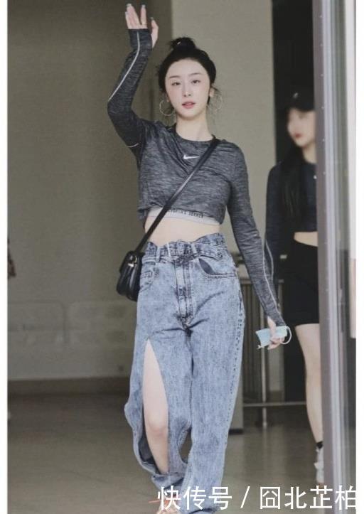 衬衫|赵小棠身穿黑白格子纹裤化身欧美辣妹,臭拽脸变得星味十足