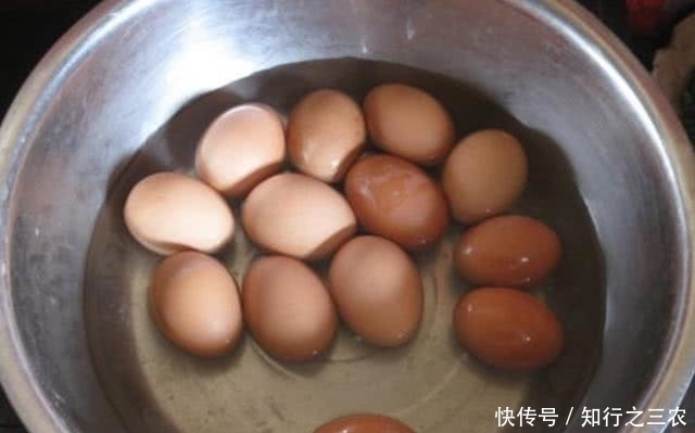 方法应该|煮鸡蛋时,加食盐是大错多加30克它,蛋壳不粘肉,单手就能剥