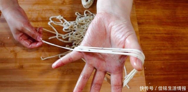 详细|想吃馓子不用买,教你详细做法和比例,咸香酥脆,小时候的味道