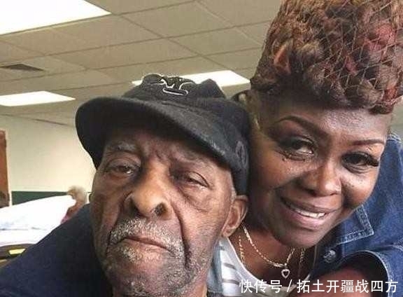 腐烂的脚|老人下葬时棺材旁有一只脚,墓地老板说很正常,以前经常发生