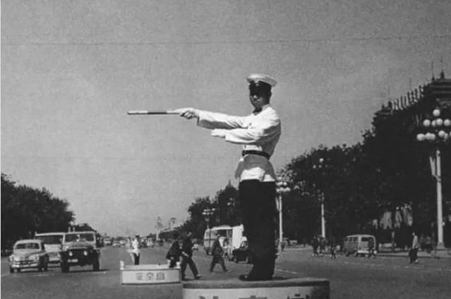 大街|1979年老照片：行人过马路走斑马线，当时大街上还是以自行车居多