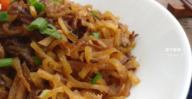 开裂|冬天干燥嘴唇容易开裂出血,常吃这蔬菜可有效缓解,好吃还不贵!