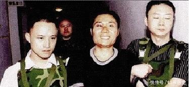  悍匪|警方抓捕悍匪张君，为何在抓到他时，要脱掉他的袜子