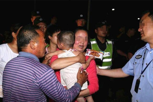  发现|5岁的儿子被人贩子绑架，3小时后被发现他的父母几乎认不出他了