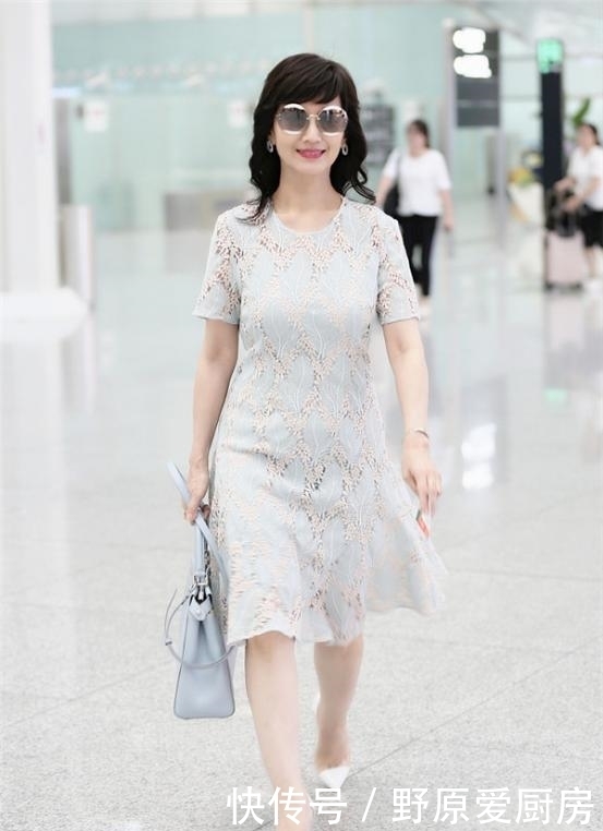 终于|63岁赵雅芝和62岁米雪同穿连衣裙，终于知道少女感和年龄无关