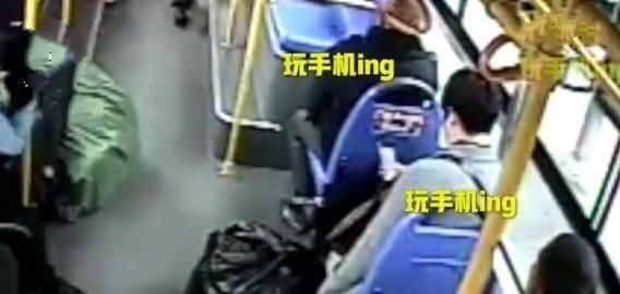 车上|玩手机错过站，女子扇司机耳光：我打你怎么了！司机：不是很痛