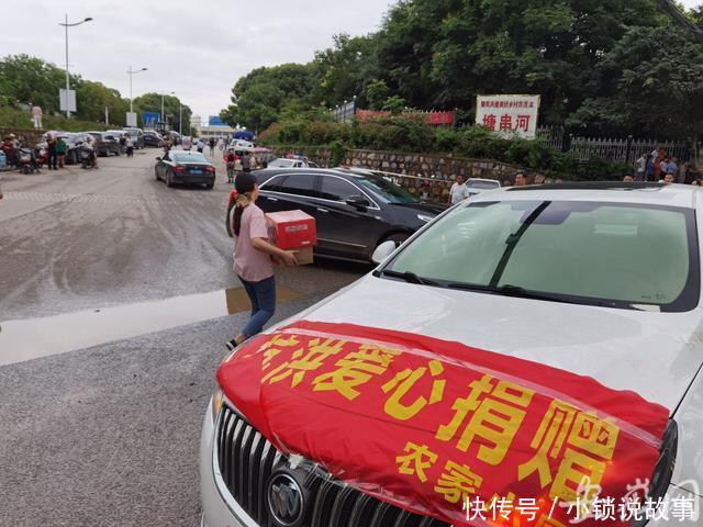 慰问品|庐江裴岗联圩裴河段破堤现场 热心市民送来慰问品