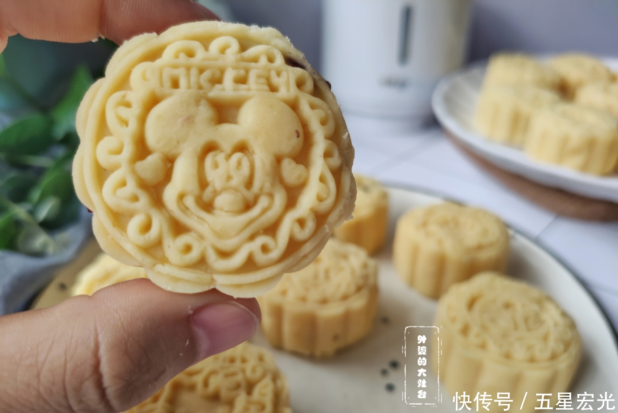 绿豆糕|入秋了,这美食抓紧吃,我家每年做上百个,香甜软糯,比糍粑好吃