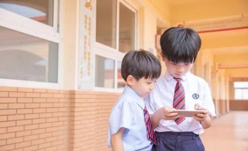 举动|孩子爱玩手机怎么办妈妈一个举动让女儿放下手机，网友学到了