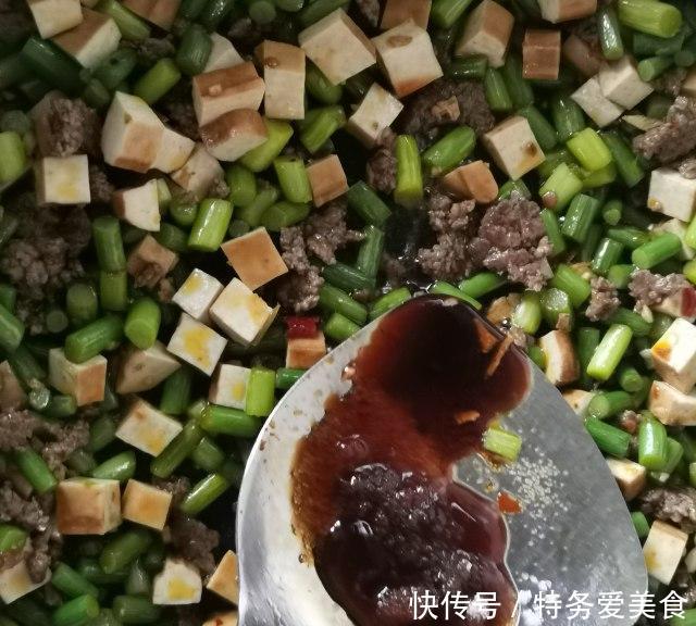  牛肉|牛肉末炒蒜薹，超下饭的一道菜，当然喝粥也是绝配