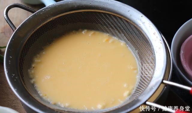 食材|不用烤箱和打蛋器,4种食材搅一起上锅蒸,做零失败不上火蒸蛋糕