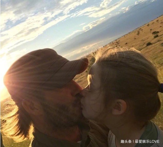  母子|李嘉欣晒全家照，与9岁儿子又惹争议，母子这样亲密真的好吗