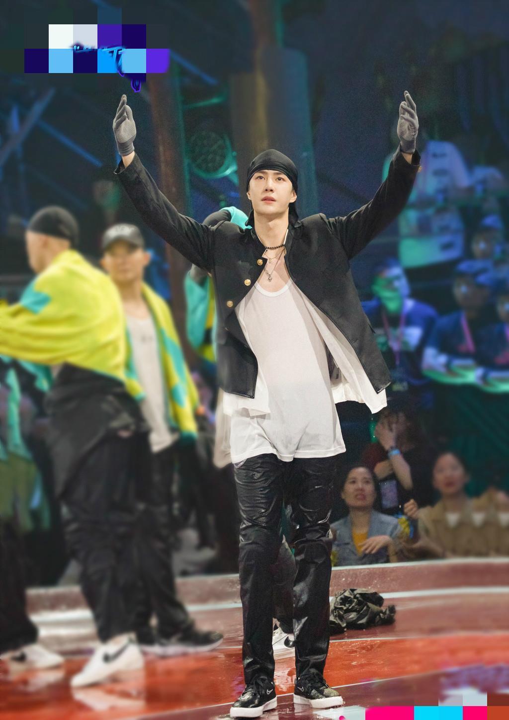  王嘉尔战|《这就是街舞》水舞台震撼来袭！王一博战队两轮全胜，全员晋级！