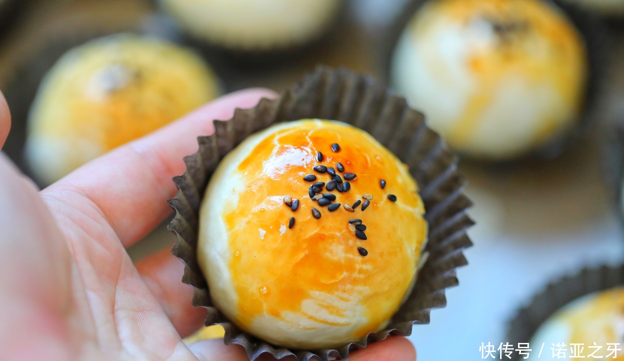 层次分明|中秋将至,它比月饼还好吃,烘焙店都卖疯了,层次分明一碰就掉渣