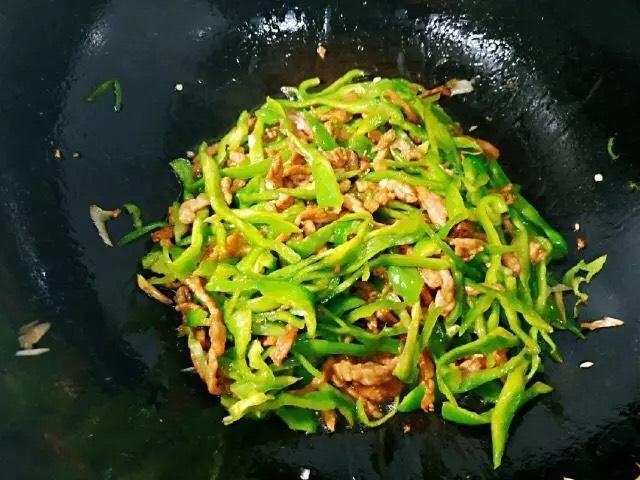 青椒|青椒炒肉丝要不要加水?原来饭店大厨都是这样炒的,真长见识了!