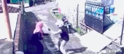 不对劲|男子抢到女子的包后幸灾乐祸,却发现不对劲,回来后让他悔恨不已