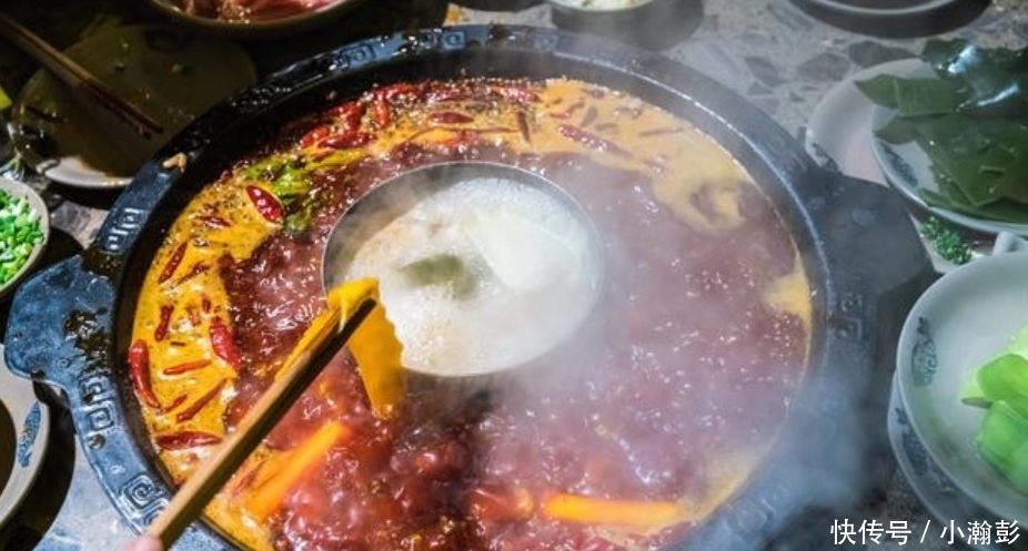 回收|火锅店向顾客证明废油不回收,吃完后往锅里倒墨汁,懂行的人笑了