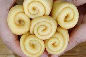 加水|面包这个做法火了,不用烤箱不加水,暄软又拉丝,比买的都好吃