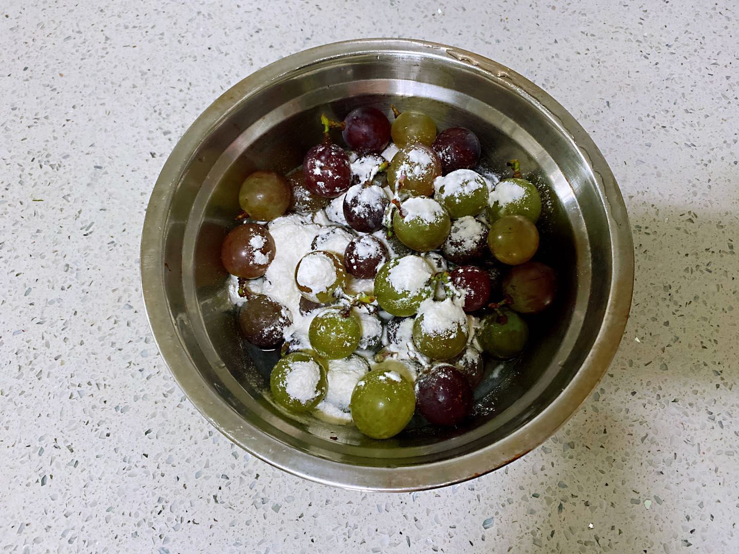 小妙|葡萄不要清水洗,灰尘虫卵洗不掉,教你一个小妙招,脏东西全跑光