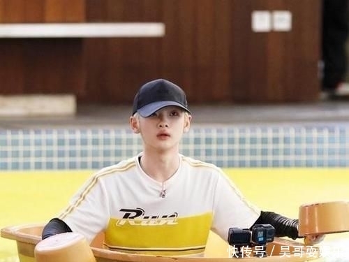 节目|染发不让录节目,有谁注意周震南咋藏金发的?掉水里后直接笑晕了