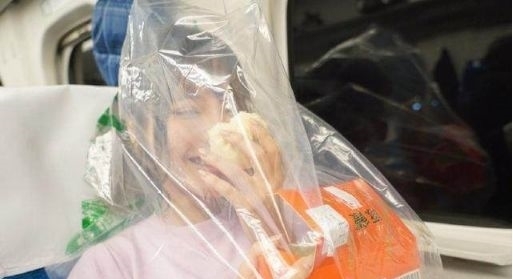 塑料袋|火车上女子头套塑料袋吃东西，让人费解，女子解释，大家表示理解