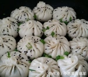 简单|两分钟学会生煎包的做法,简单易学,皮软底脆,咸香多汁