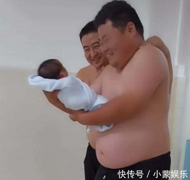  大笑|兄弟瞅着我的孩子，妻子躺床上瞅着我们三个，在病房大笑起来