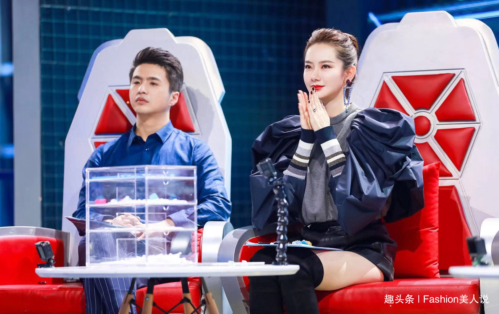 穿衣搭配|戚薇录制《最强大脑》,穿大红色连衣裙好抢眼,美得优雅大气!