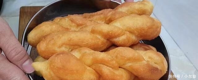 面粉|面粉跟鸡蛋绝配,教你做此物,比麻花香,比油条软,上桌不够吃