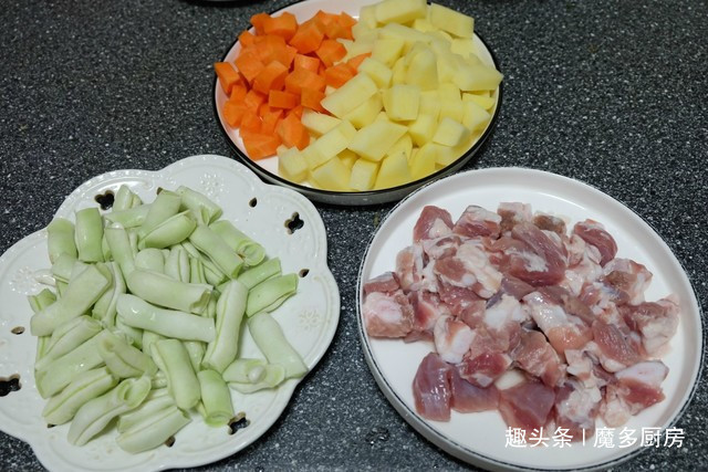  食材|电饭锅只蒸白米饭太浪费，4种食材和大米同煮，有肉有菜香喷喷