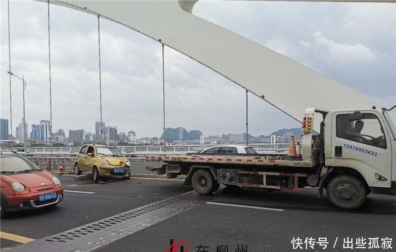  广雅|开5000元二手车上路 发懵撞断广雅大桥中间隔离栏