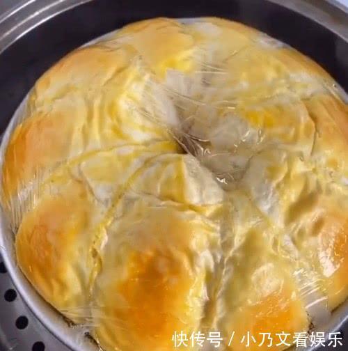  面包|3个鸡蛋1碗面粉，不用烤箱也能做面包，比买的还蓬松暄软，孩子最爱
