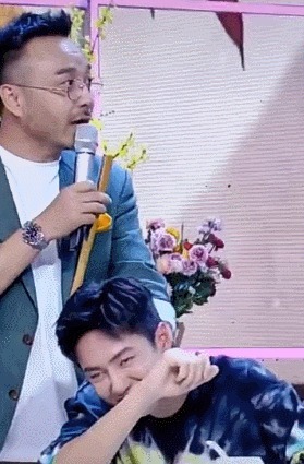 大张伟|天天向上王一博喝莲藕汤表情失控笑出皱纹,大张伟傻眼汪涵制止