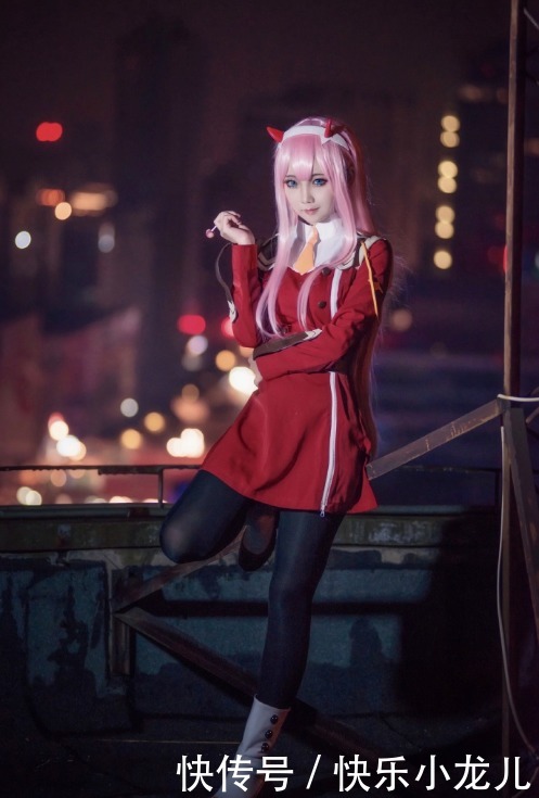  秋裤|穿搭：小妹妹，粉色头发哪里做的？把秋裤穿出丝袜的感觉