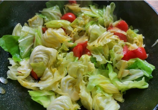 做法|把包菜和这两种食材一起搭配做，做法简单，清淡开胃，酸爽下饭