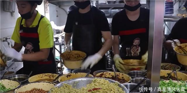 供不应求|大叔街头卖“豪横”早餐,8元一碗供不应求,二十中配料随意选!
