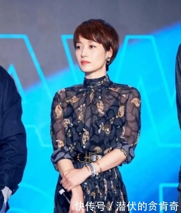 身材比例|马伊琍越来越美了,一袭黑色印花连衣裙高级优雅,自信感藏不住