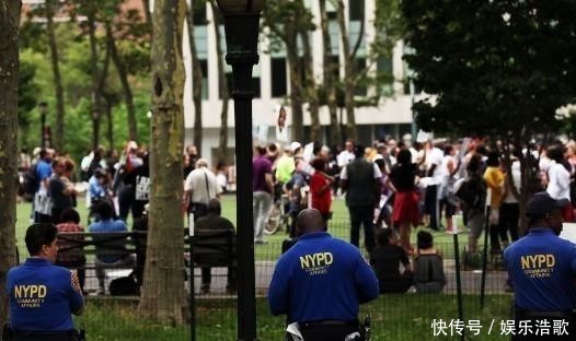  警察的暴力|引起公愤！纽约警察穿便服在街头暴力执法，美民众：绑架行为