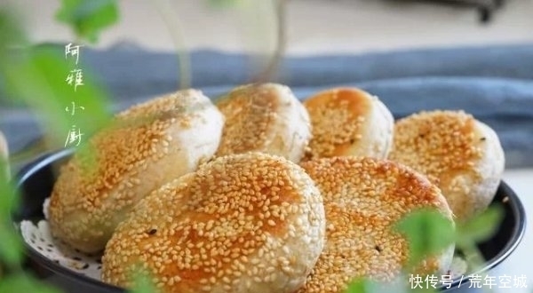 早餐|早餐芝麻饼烧饼,不抹油酥,不用烤箱,2个小技巧,香酥掉渣!