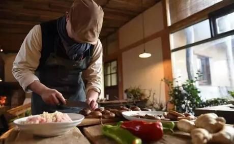 小院|20多岁的年龄差距,却把一个破烂的农家小院变成了“桃花源”